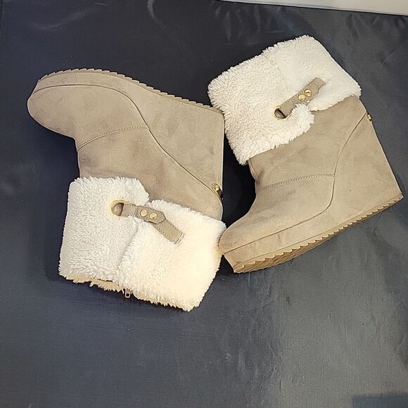 JUICY COUTURE WOMEN"S BUCKLE WEDGE ANKLE BOOTS - Picture 9 of 16